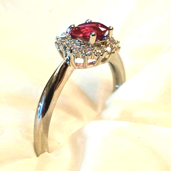 Raspberry ruby, brilliant cut. - Picture 2 of 6